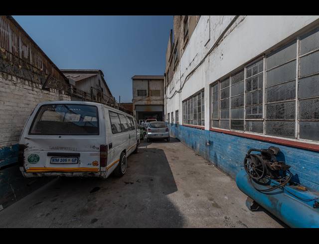 1,140M² BUILDING FOR SALE IN CITY & SUBURBAN